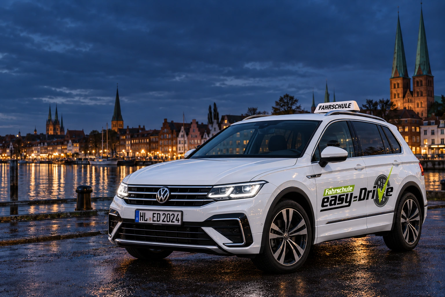 Fahrzeugvisualisierung: weißer VW Tiguan mit EasyDrive-Logo an der Lübecker Waterfront